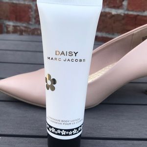 😎Daisy Marc Jacobs Luminous Body Lotion 🧴